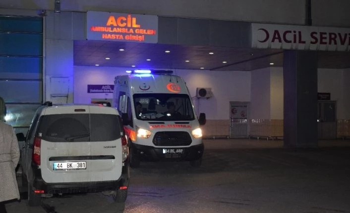 Malatya’da bıçaklı kavga: 1’i ağır 2 yaralı
