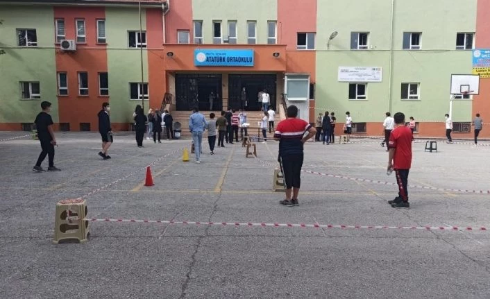 Malatya’da korona virüs önlemleri altında LGS sınavı