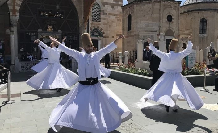 Mevlana Müzesi 2,5 ayın ardından sema gösterisiyle ziyarete açıldı