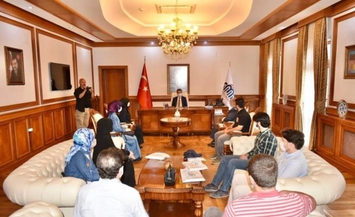 Mevlid-i Nebi Gençlik Bilgi Yarışması’nda dereceye girenler ödüllendirildi