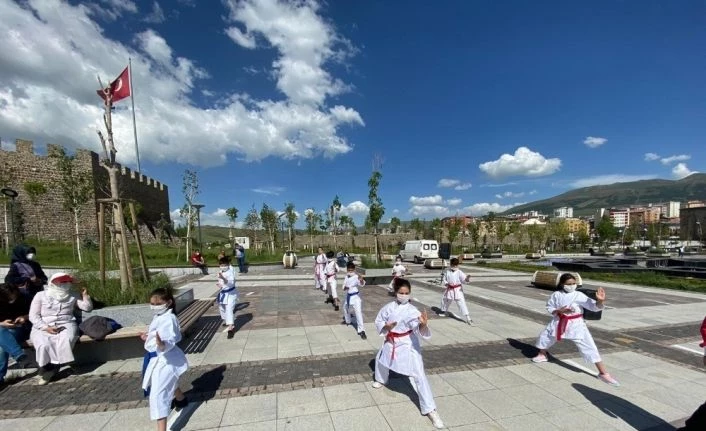 Miniklerden sosyal mesafeli ve maskeli spor gösterisi