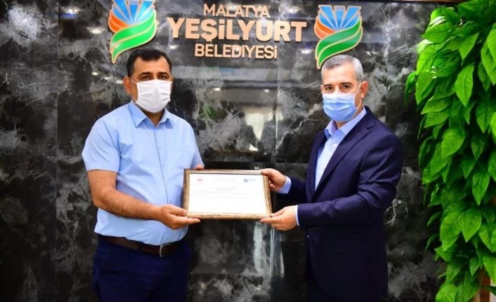 Müdür Onhan, sıfır atık belgesini Başkan Çınar’a takdim etti