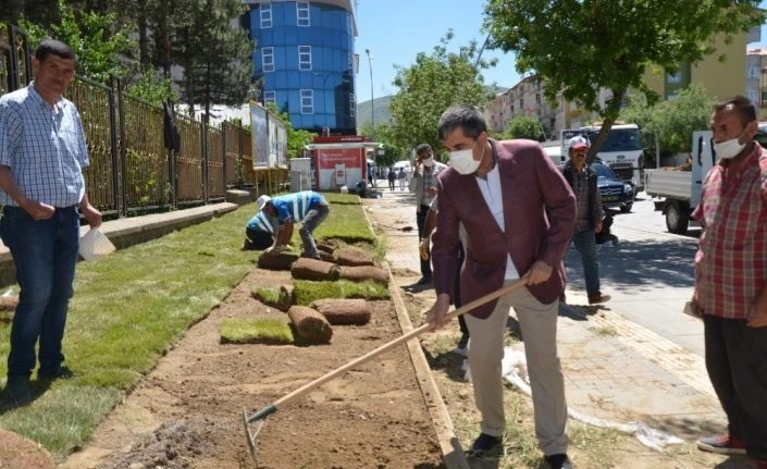 Muş Belediyesinden çiçek dikimi ve çimlendirme çalışması