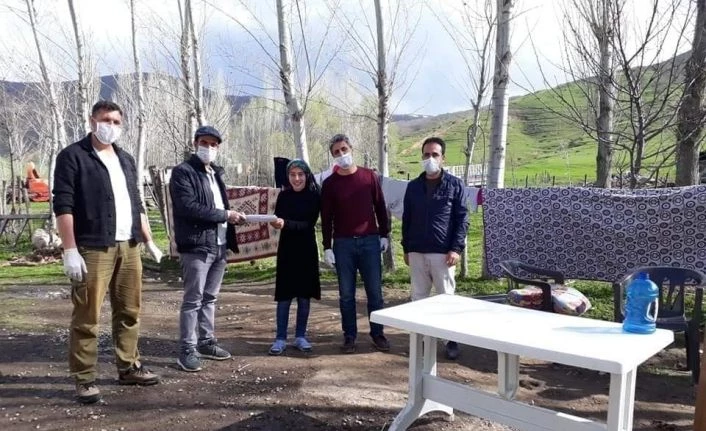 Muş’ta 8. sınıf öğrencilerine LGS hazırlık kitapçığı dağıttı