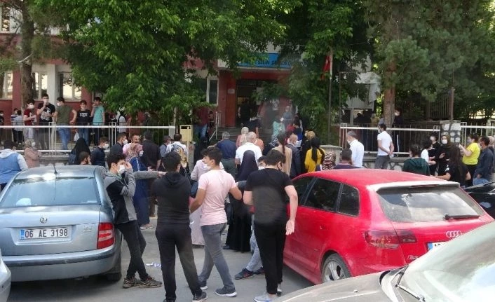 Muş’ta LGS’ye giren öğrenciler sosyal mesafeyi unuttu