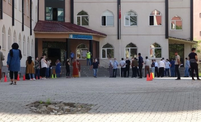Muş’ta sosyal mesafeli YKS maratonu başladı