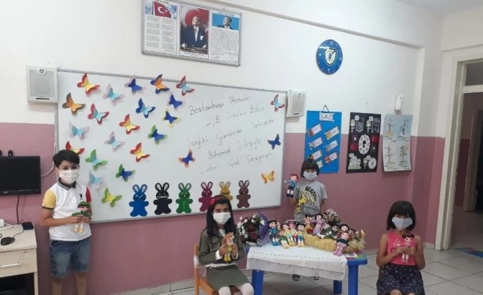 Öğrencileriyle buluşup hediye verdi