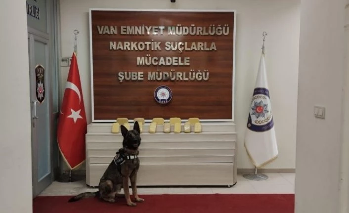 Van'da oturma odasındaki kanepenin altında 6 kilo 771 gram eroin ele geçirildi