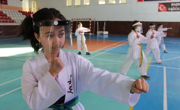(Özel haber) Taekwondocular maskesi takarak antrenmanlarına başladı