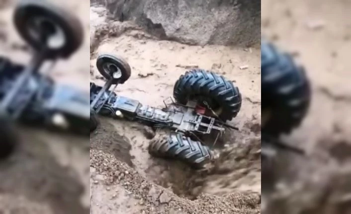 (Özel) Sel suları traktörü böyle yuttu
