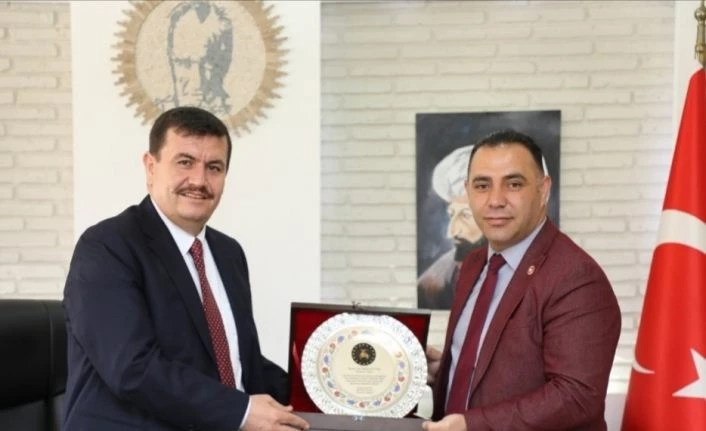 Recep Gündüz’den Vali Arslantaş’a teşekkür plaketi