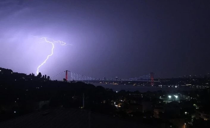 Sağanak gibi şimşek ve yıldırımlar da korkuttu