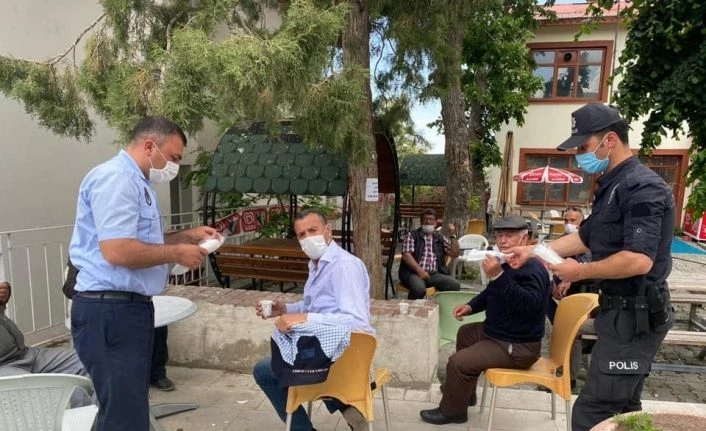 Şenkaya Belediyesi ilçe merkezinde maske dağıttı