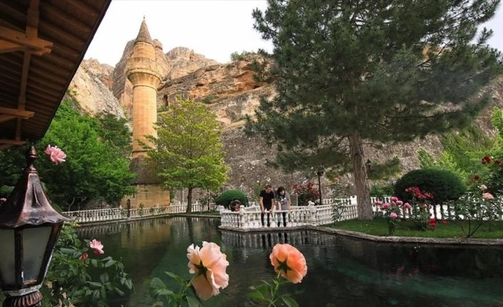 Somuncu Baba Külliyesi ziyaretçilerini 