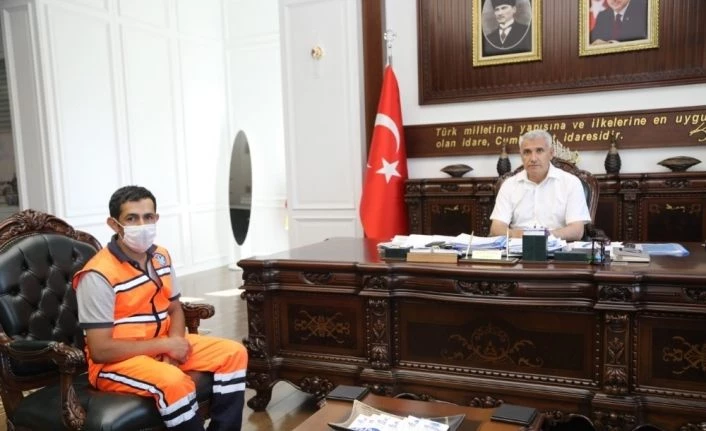 Temizlik görevlisinden örnek davranış
