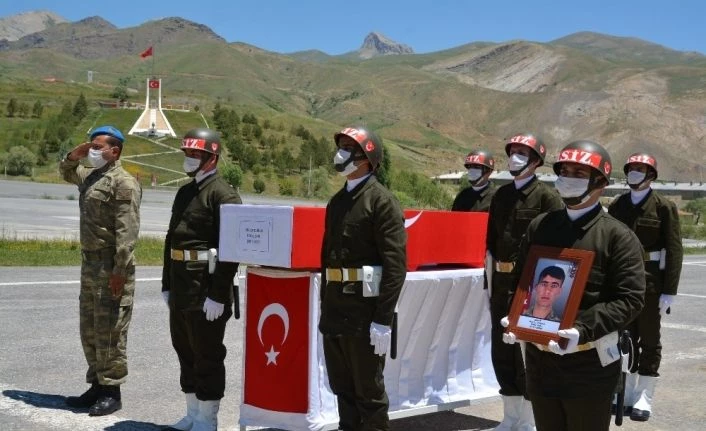 Teröristlerin taciz ateşiyle şehit düşen askere uğurlama töreni