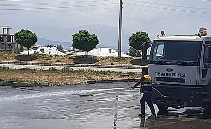 Tuşba Belediyesi ilaçlı suyla caddeleri yıkıyor