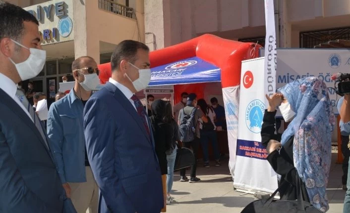 Vali Akıyık, YKS standını ziyaret etti