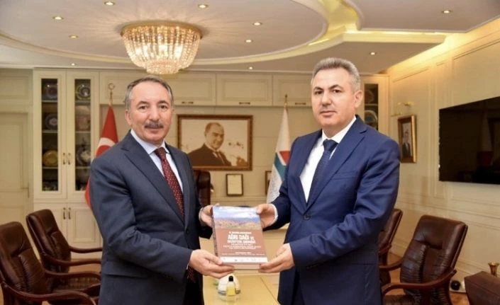 Vali Elban’dan AİÇÜ Rektörü Prof. Dr. Katabukut’a veda ziyareti