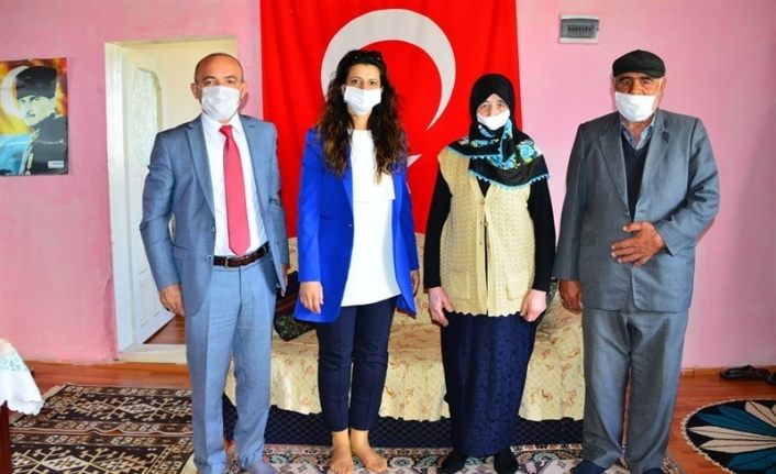 Vali Hüseyin Öner ve eşi Zehra Mine Öner, şehit ailesi ziyaretinde bulundu