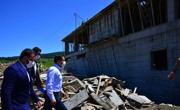 Vali Masatlı, Yalnızçamda Kış Turizmi Alt Yapısının Geliştirilmesi Projesi kapsamında iki günübirlik tesis ve çocuk parkı inşaatını inceledi