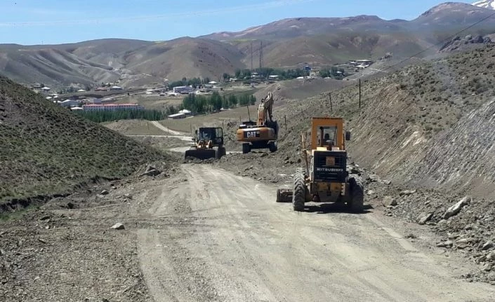 Van Büyükşehir Belediyesinden 13 ilçede yol çalışması