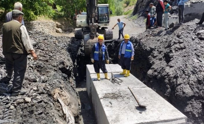 Van Büyükşehir Belediyesinden 27 noktada menfez çalışması