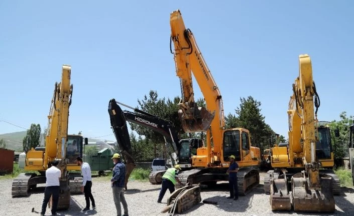 Van Büyükşehir Belediyesinin tarımsal hizmet araçları her yerde