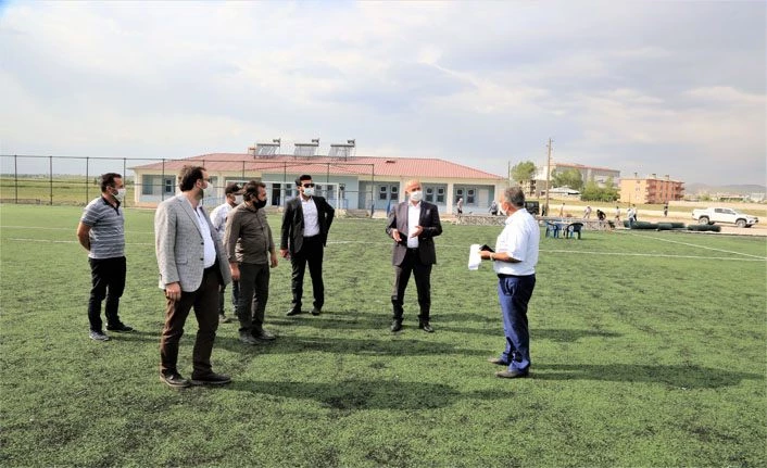 Van Tuşba Belediye Başkanı Akman futbol sahasını inceledi