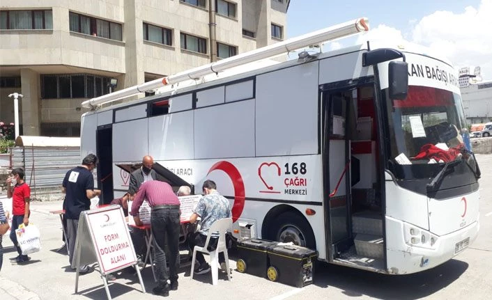 Van’da Kızılay kan bağış kampanyasına yoğun ilgi 