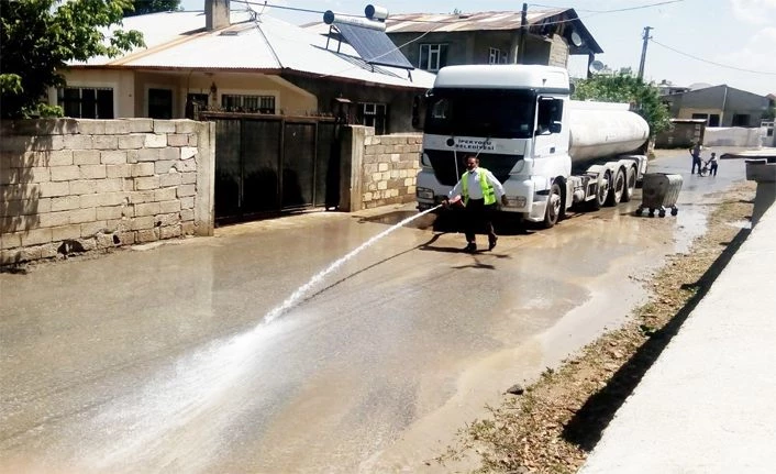Van’da sokaklar yıkanıp dezenfekte edildi