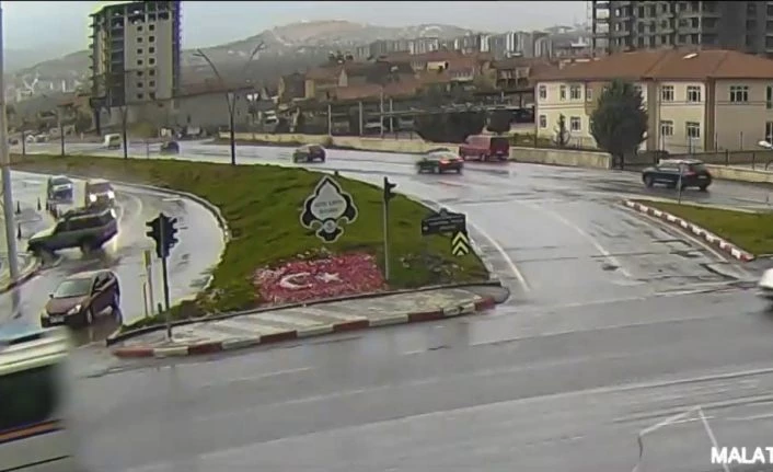 Yağışlı havada yaşanan kaza kameraya yansıdı