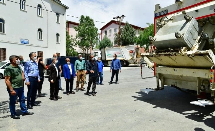 Yeşilyurt’ta galvanizli çöp konteynırları dezenfekte ediliyor