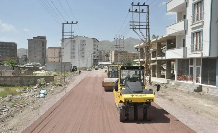 Yüksekova’da yol çalışması devam ediyor