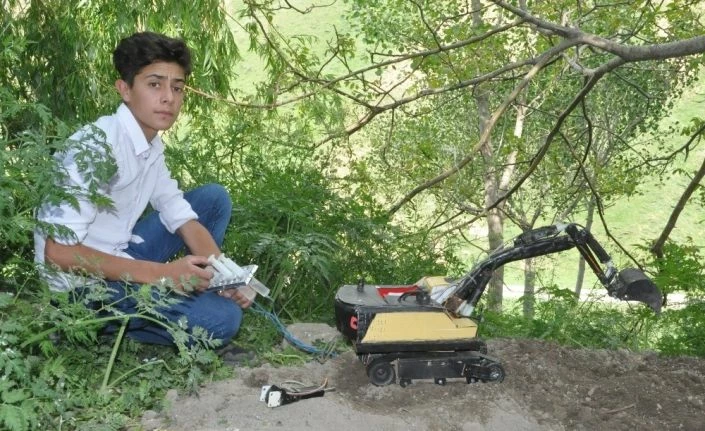 Yüksekovalı genç hurda malzemelerden oyuncak ekskavatör yaptı