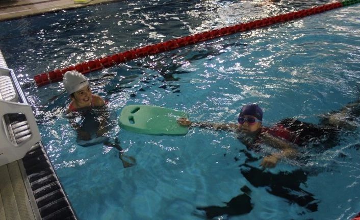 Yüzme sporcuları havuza indi