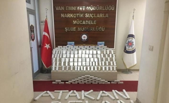 Zeyna ve Zeus’un katıldığı operasyonda 82 kilo eroin ele geçirildi