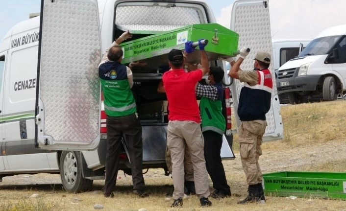 106,5 metre derinlikteki batık tekneden cesetler çıkarılıyor