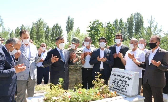 Erciş'te 15 Temmuz şehidi mezarı başında dualarla anıldı