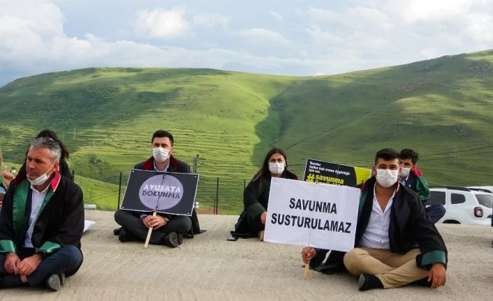 2500 rakımlı Karadağ sırtlarında avukatlardan oturma eylemi