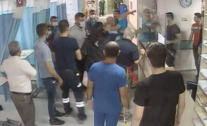 Araba çarptı diye ihbarda bulundu, hastanede doktora saldırdı
