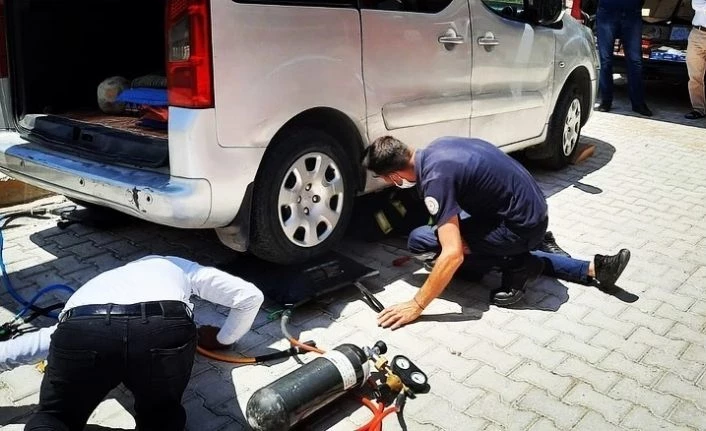 Van'da araç motorunda sıkışan kedi kurtarıldı