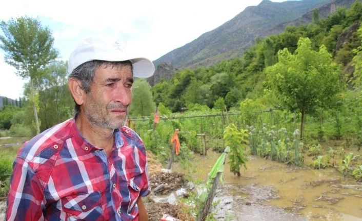 Arazisi sel suları altında kalınca gözyaşlarını tutamadı