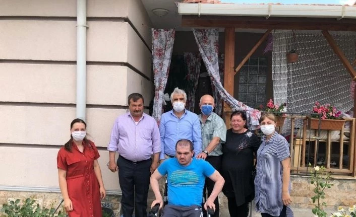 Başkan Kassanov’dan, Ahıska Türkü gence tekerlekli sandalye
