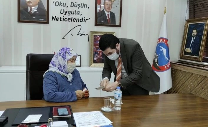 Başkan Sayan, yaşlı kadını makam koltuğunda ağırlayıp sorunlarını dinledi
