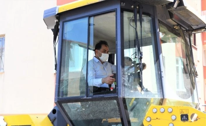 Belediye Başkanı silindirin başına geçti operatörlük yaptı