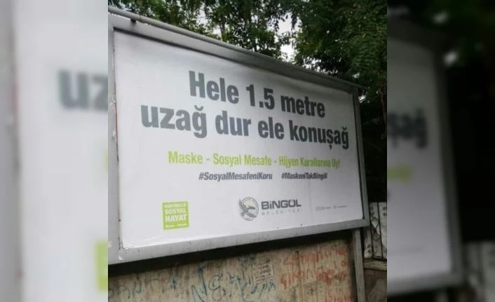 Bingöl’de korona virüse karşı  şiveli billboardlar gülümsetti