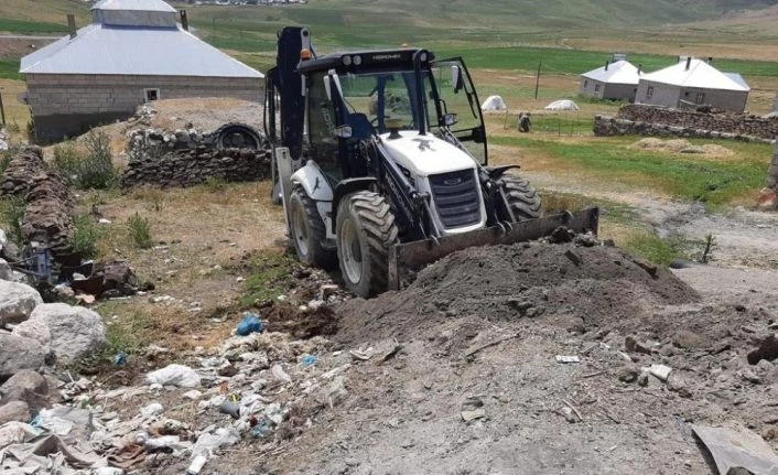 Çaldıran’da temizlik ve yol onarım çalışması