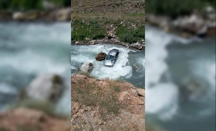 Karşı yönden gelen araca yol vermek isterken çaya yuvarlandı