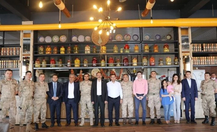 Gürpınar’da tayini çıkanlara veda yemeği